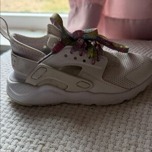 Nike Kids Cream Sneakers with Colorful Laces Nike Air Huarache